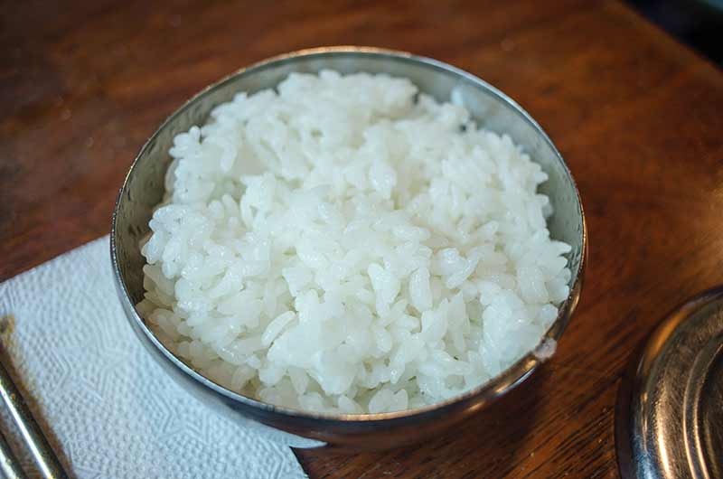 Le riz blanc nature est un bon aliment à offrir à un chien souffrant de diarrhée ou de maux d'estomac.